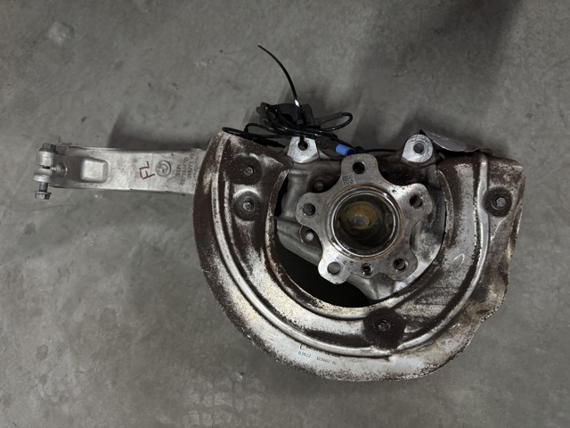 Кулак поворотный передний левый 31216876655 BMW