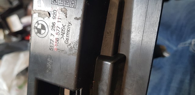 Кронштейн наружной накладки порога правой 51777256920 BMW