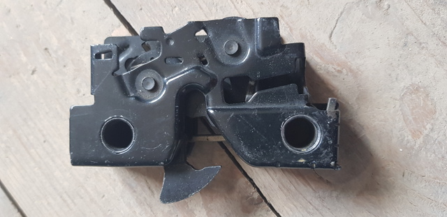 Замок крышки капота Volkswagen Jetta 6