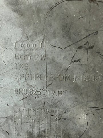 8R0825219B Защита днища задняя правая купить Тернополь