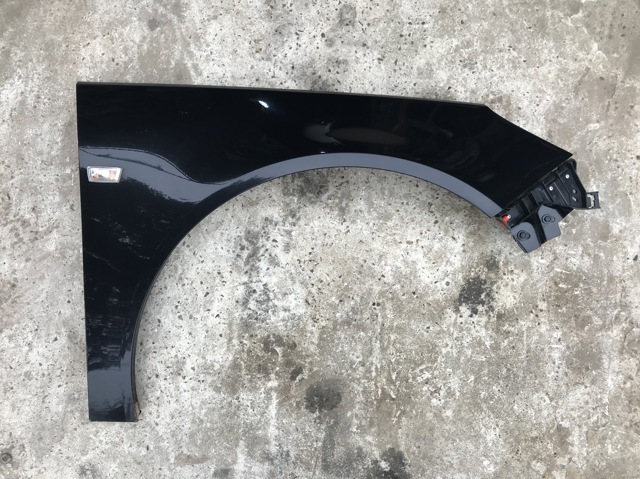 Переднее правое крыло 13277521 GM