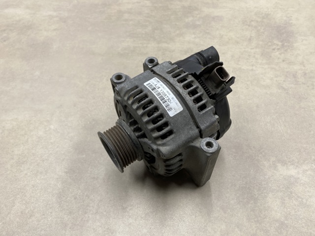 Автомобильный генератор 13587304 GM