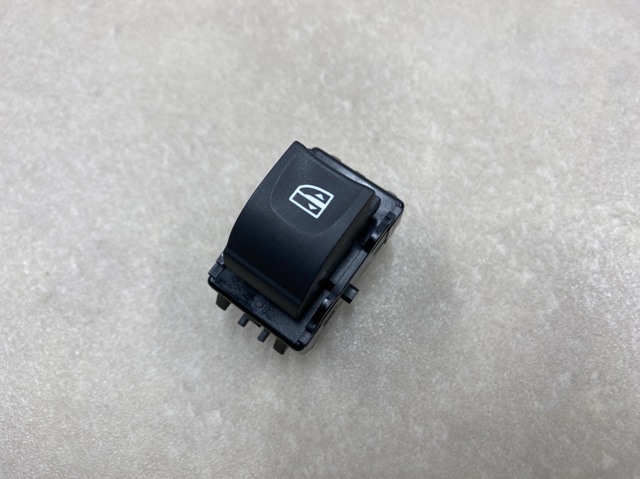 Кнопка подъемника переднего правого стекла 809600018R RENAULT