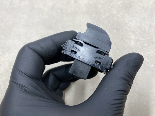 809600018R RENAULT Кнопка стеклоподъемника передняя купить в Павлоград