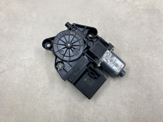 Мотор стеклоподъемника двери задней, правой 827303178R RENAULT