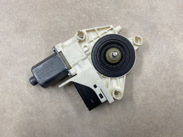 827310001R RENAULT Мотор стеклоподъемника двери задней левой купить в Сумы