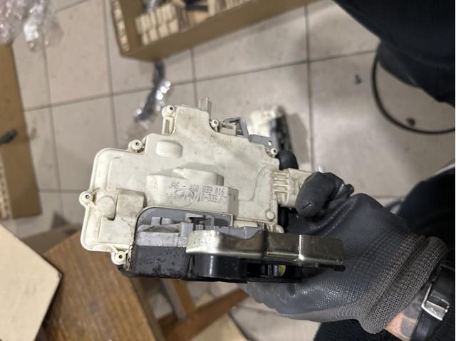 Замок задней правой двери  4G0839016A VAG