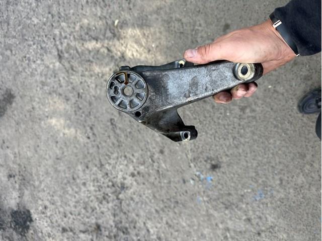 Кронштейн подушки (опоры) двигателя, правой 7L8199308F VAG
