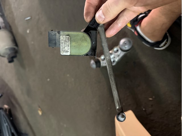Датчик уровня положения кузова, задний правый 97033302204 PORSCHE