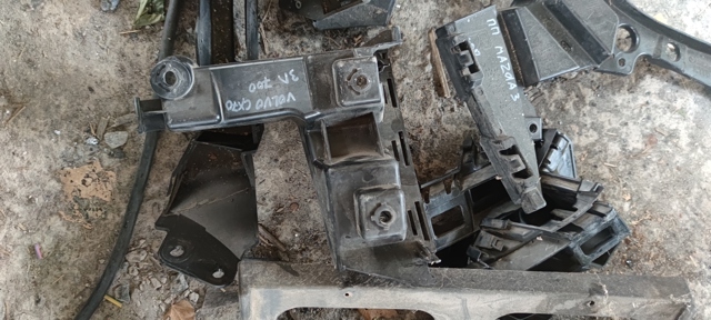 Левый кронштейн заднего бампера 30678650 VOLVO