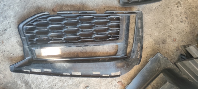 Решетка бампера переднего правая 51118064964 BMW