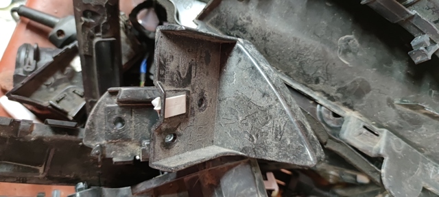 Левый кронштейн заднего бампера CV4417D949AC FORD