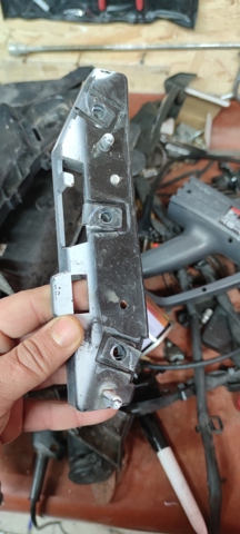 Кронштейн крепления бампера переднего правый FT4B17D958AC FORD