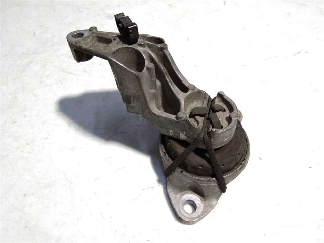 Подушка (опора) двигателя, правая нижняя 112100021R RENAULT