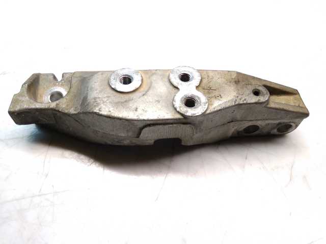 Кронштейн подушки (опоры) двигателя, правой 11272CG100 NISSAN