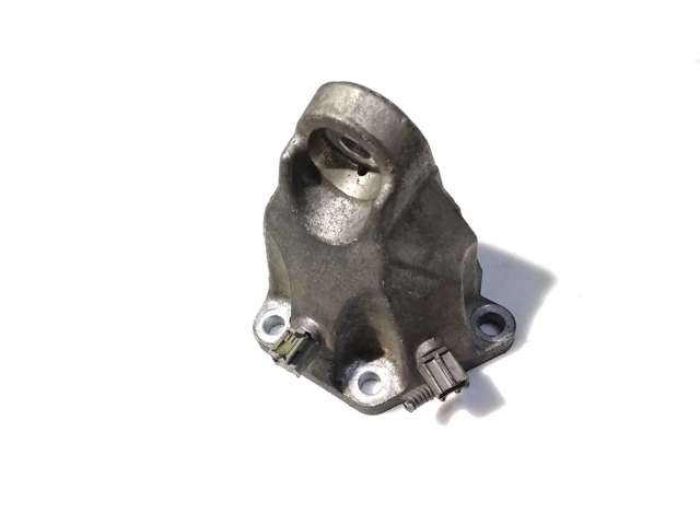 Кронштейн подушки (опоры) двигателя, левой 1230231010 TOYOTA