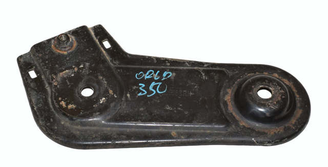 Кронштейн передней балки 13266388 GM