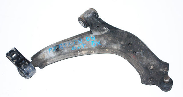 Правый рычаг передней нижней подвески 1614447780 PEUGEOT