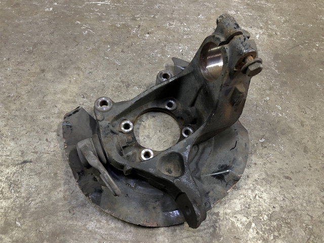Цапфа передняя правая 31216779796 BMW