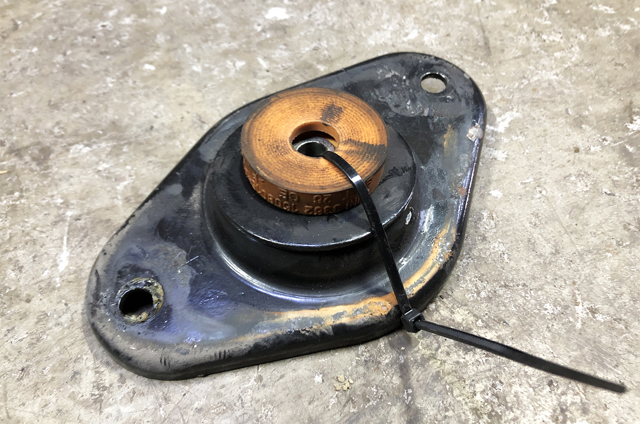 Подушка амортизатора заднего, левого 33526754123 BMW
