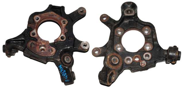 Кулак поворотный правый 43018CN200 NISSAN