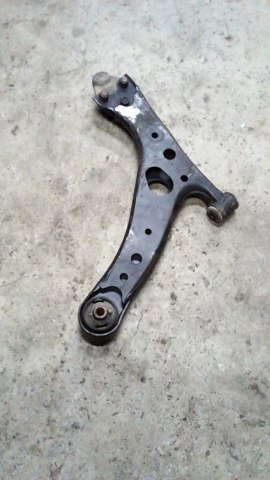 Нижний правый рычаг передней подвески 4806842041 TOYOTA