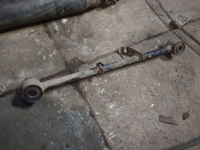 Балансир задний нижний, правый 551208H500 NISSAN