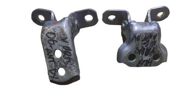 Петля передней двери, правой 687100D040 TOYOTA