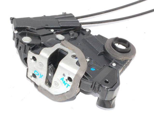 Дверной замок передний правый Toyota Prius