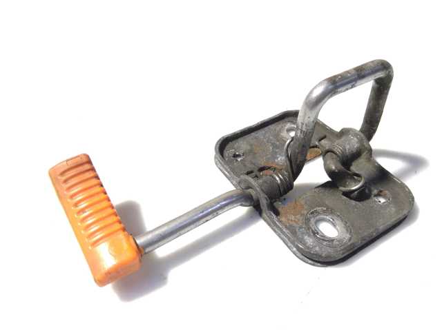 Стояк-крюк замка капота 6R0823186C VAG