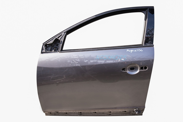 Передняя левая дверь 801015772R RENAULT