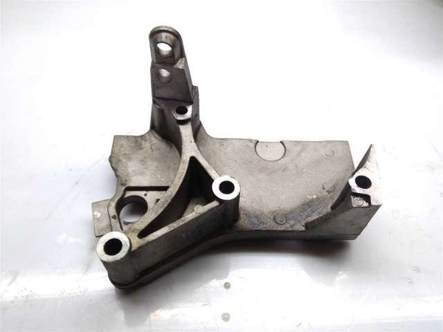 Кронштейн подушки (опоры) двигателя, верхней 8200101196 RENAULT