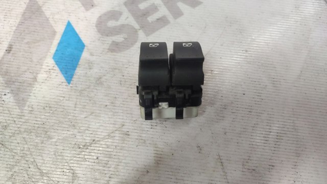 Кнопка блокировки замка двери 8200108273 RENAULT