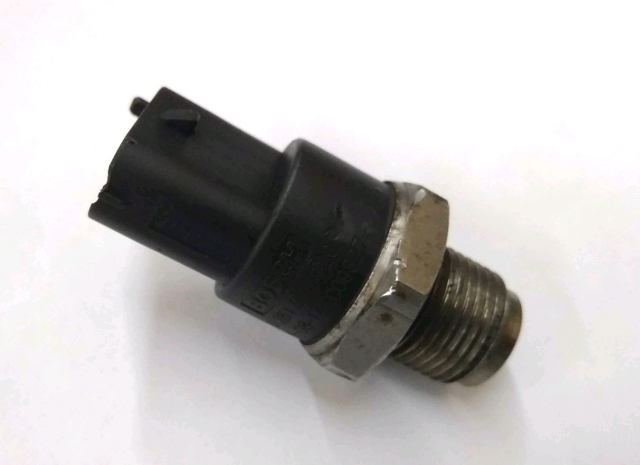 Регулятор давления топлива в топливной рейке 8200418270 RENAULT