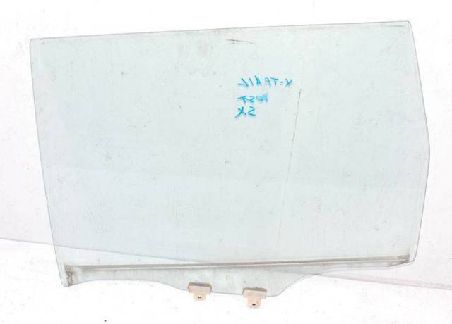 Стекло задней двери, левой 823018H500 NISSAN