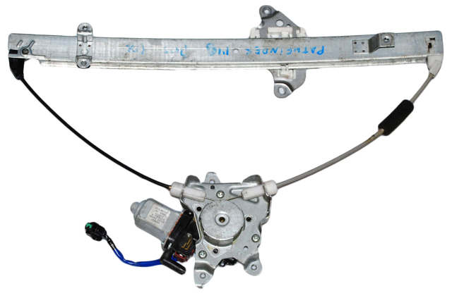 Мотор стеклоподъемника двери задней, правой 82730EA500 NISSAN