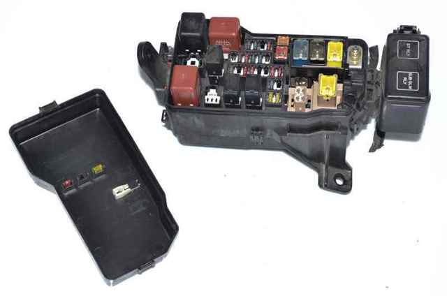 Монтажный блок предохранителей Toyota Land Cruiser 90