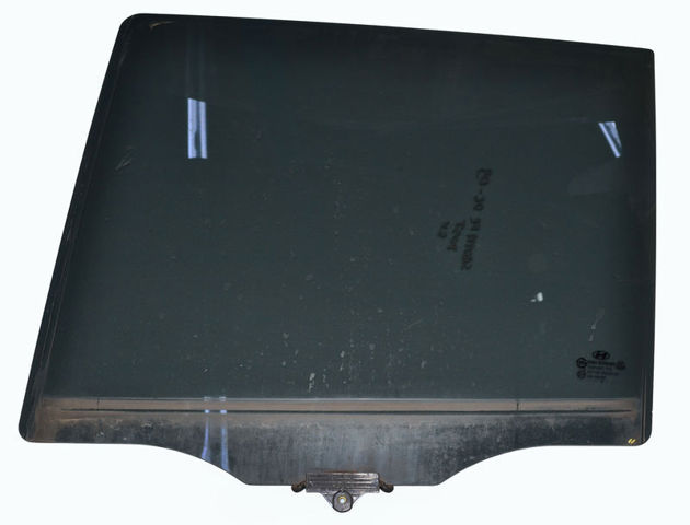 Стекло задней двери, левой 834102B000 HYUNDAI