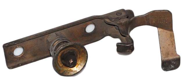 Стояк-крюк замка капота 9017500084 MERCEDES
