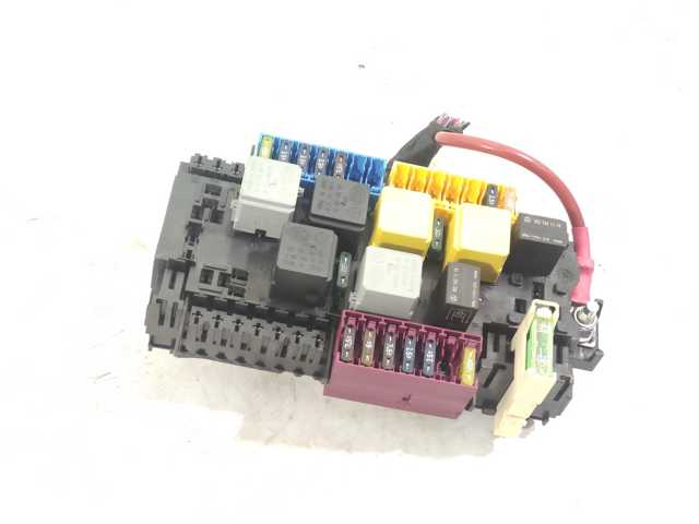 Панель предохранителей A1669063801 MERCEDES