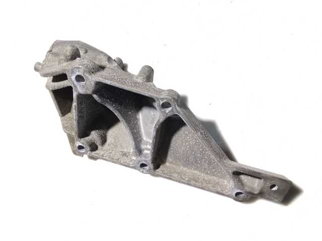 Кронштейн подушки (опоры) двигателя, левой A2782236704 MERCEDES