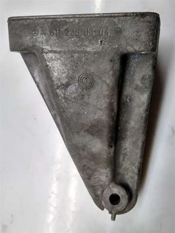 Кронштейн подушки (опоры) двигателя, правой A6112230804 MERCEDES