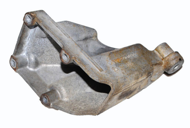 Кронштейн подушки (опоры) двигателя, левой A6132230404 MERCEDES
