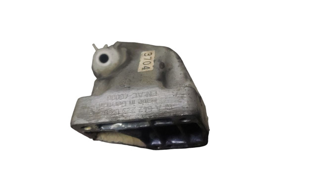 Кронштейн подушки (опоры) двигателя, левой A6422230204 MERCEDES