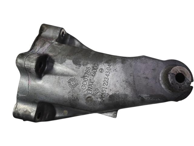 Кронштейн подушки (опоры) двигателя, правой A6512234304 MERCEDES