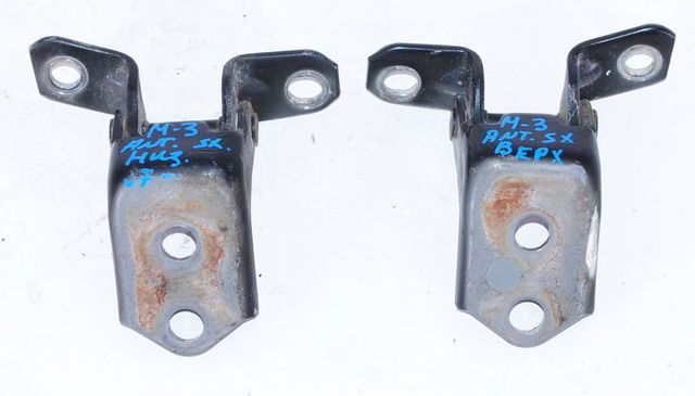 Петля передней двери левая F15158210C MAZDA