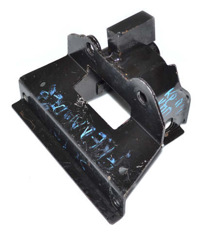 Кронштейн подушки (опоры) двигателя, левой KKU000430 LAND ROVER