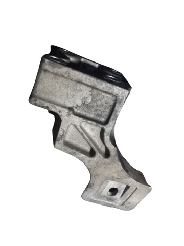 Кронштейн подушки (опоры) двигателя, правой KKU500590 LAND ROVER