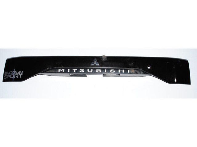 Накладка кришки багажника зовнішня mitsubishi pajero sport 99-09 MR508183