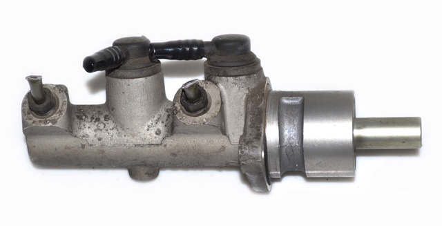 Цилиндр главный тормоза (гидротормозов) Q0012158V002000000 MERCEDES